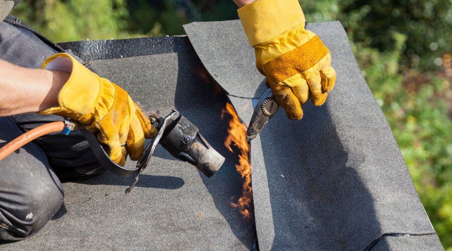Professional gutter cleaning in Bayamon, PR
